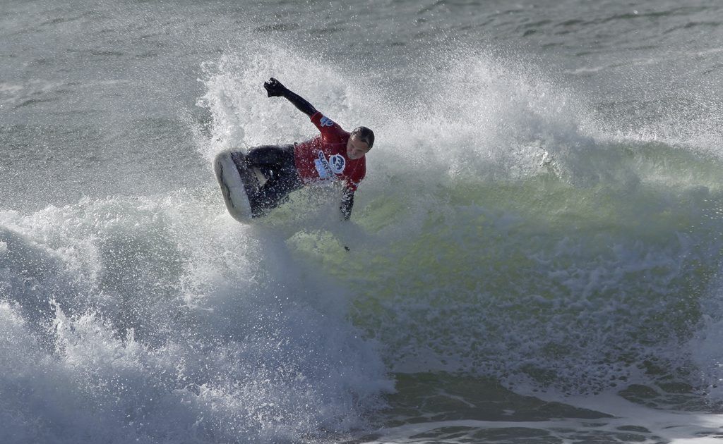 Wollongong visitor Wayne Jennings shows the style making him an Australian Kneeboard titles finalist. Wollongong visitor Wayne Jennings shows the style making him an Australian Kneeboard titles finalist.
